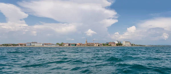아드리 아해에 역사적 해변의 이탈리아 그라도 고리치아등에서 구름을 배경으로 빛으로 — 스톡 사진