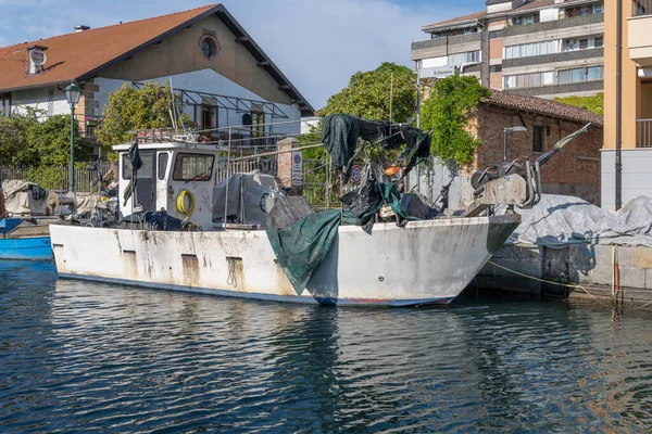 Gamle Fiskerbåd Fortøjet Dæmning Skudt Skarpt Lys Grado Old Harbor - Stock-foto