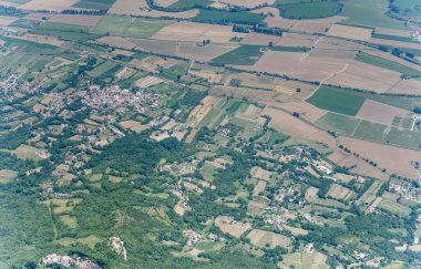 Rieti Vadisi 'ndeki Limiti di Greccio köyünün planörlü uçağından, Apennines, Rieti, Lazio, İtalya