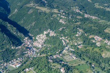 Cantalice, Apennines, Rieti, Lazio, İtalya yakınlarındaki parlak yaz ışığında güneybatıdan çekilen tepelik yamaçların arasında, bir planör uçağından gelen hava manzarası.