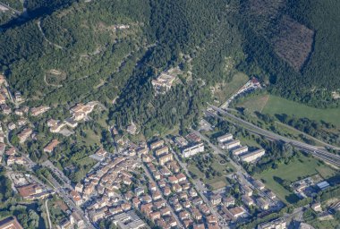 Rieti 'nin güney semtlerindeki Sant Antonio al Monte manastırında, parlak yaz ışığı altında kuzeybatıdan çekilen Apennines, Lazio, İtalya