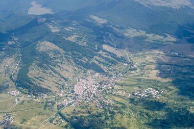 Hava manzarası, yeşil vadideki dağ köyü ile planörlü bir uçaktan, Rocca di Mezzo, Apennines, L 'Aquila, Abruzzo, İtalya' nın kuzeydoğusundaki parlak yaz ışığında çekildi.