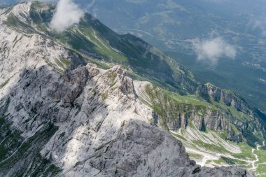 Laga Dağları 'ndaki kayalık uçurumlarla kaplı bir planör uçağından, Calascio, Apennines, L' Aquila, Abruzzo, İtalya yakınlarındaki parlak yaz ışığında güneybatıdan çekilen hava manzarası.