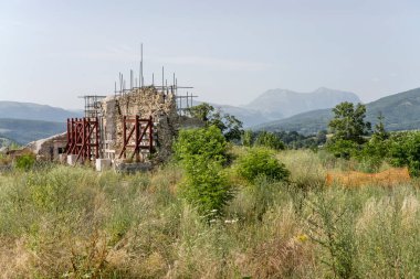 Amatrice, Apennines, Rieti, Lazio, İtalya 'da yaşanan deprem felaketinin ardından binadaki takviye kuvvetleri tarihi köydeki yemyeşil bitkiler tarafından yutulmaya devam ediyor.