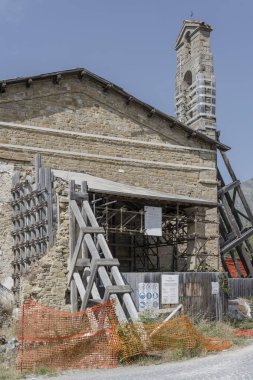 AMATRICE, 13 Temmuz 2023, deprem sonrası tarihi köyde inşaat iskelesi kurulmuş, 13 Temmuz 2023 'te Amatrice, Apennines, Rieti, Lazio, İtalya' da parlak yaz ışığında çekilmiştir.