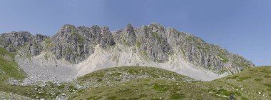 Leonessa eyeri, Apennines, Rietri, Lazio, İtalya 'nın doğusundaki Terminillo tepelerinin parlak yaz ışığında çekildiği panoramik manzara