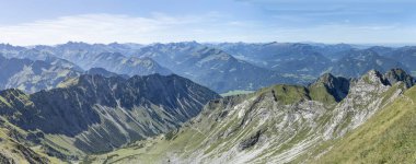 Nebelhorn Bahn Gipfel istasyonundan kuzeye bakan hava dağları parlak yaz ışığında, Oberstodorf, Allgaeu, Bavyera, Almanya