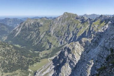 Nebelhorn 'un kuzeyindeki dik kayalık yamaçlı hava manzarası, parlak yaz ışığında çekilmiş, Oberstodorf, Allgaeu, Bavyera, Almanya