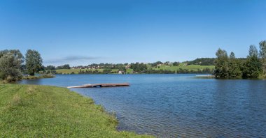 Rottachsee Alp Gölü 'nde küçük bir koy bulunan manzara, Petersthal, Allgaeu, Bavyera, Almanya yakınlarında parlak yaz ışığında çekilmiştir.