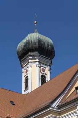 Immenstadt, Allgaeu, Bavyera, Almanya 'da parlak yaz ışığında çekilen St. Nikolaus kilise çan kulesi manzarası.