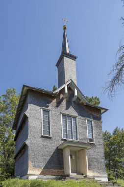 Immenstadt, Allgaeu, Bavyera, Almanya 'da parlak yaz ışığında çekilen Calvary Hill şapeli manzarası