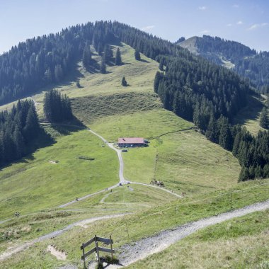 Sigiswanger Horn yamaçlarında Fahnengehren kulübesi olan hava manzarası, Offerschwanger Horn, Allgaeu, Bavyera, Almanya 'nın parlak yaz ışığında çekilmiştir.