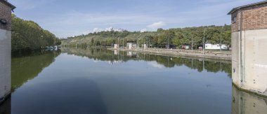 Hofen barajının yukarısındaki Neckar nehri manzarası. Stuttgart, Baden Wuttenberg, Almanya 'da parlak yaz ışığında çekildi.