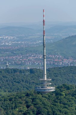 Yüksek haberleşme kulesine sahip şehir manzarası, Almanya 'nın Stuttgart şehrinde parlak yaz ışığında çekildi.