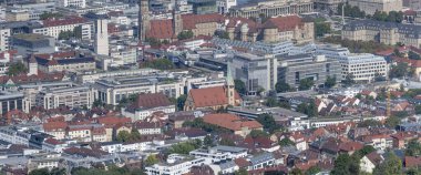 Almanya 'nın Stuttgart kentindeki televizyon kulesinden çekilen, belediye binası ve şatoların bulunduğu şehir merkezi havası.