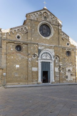 Katedral cepheli şehir manzarası, Volterra, Toskana, İtalya 'da parlak sonbahar ışığı altında çekildi.