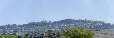 Volterra, Tuscany, İtalya 'da güneyden parlak bir sonbahar ışığı altında çekilen tarihi tepe şehri.