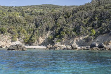 Cala Grande Koyu 'ndaki Dell Amore kumlu sahil manzarası Akdeniz kıyısındaki promontory' de, Argentario, Tuscany, İtalya 'daki parlak sonbahar ışığı altında bir tekneden çekildi.