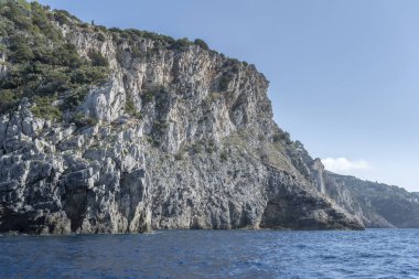 Cala Grande Burnu 'nun batı tarafındaki manzara Akdeniz kıyısında, Arjantario, Tuscany, İtalya' da parlak sonbahar ışığı altında bir tekneden çekildi.
