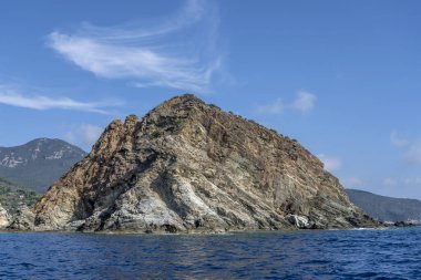 Güneybatıdan Rossa adasıyla manzara Akdeniz kıyısındaki promontory 'de, Arjantario, Tuscany, İtalya' daki parlak sonbahar güneşinde çekilen bir tekneden.