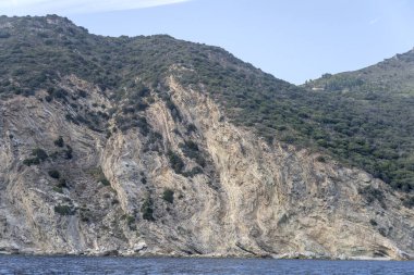 Torre Ciana 'daki sarmal kayalıklar Akdeniz kıyısındaki kayalıklarda, Argentario, Tuscany, İtalya' daki parlak sonbahar ışığı altında bir tekneden çekilen.