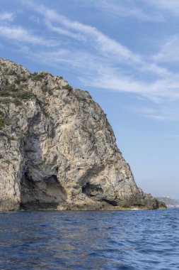 Avoltore Burnu 'nun dik kayalıklarıyla Akdeniz kıyısında, Arjantario, Tuscany, İtalya' da parlak sonbahar ışığı altında bir tekneden çekilen manzara