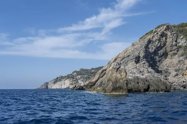 Arka planda Uomo burnu ve Piatti pelerini olan bir manzara Akdeniz kıyısında, Arjantario, Tuscany, İtalya 'da parlak sonbahar ışığı altında bir tekneden çekilen