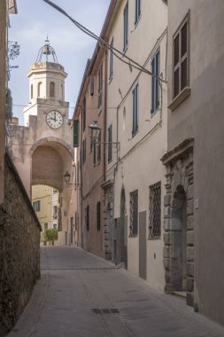 Porto Ercole 'un tarihi köyü Porta Senese' nin iç tarafındaki şehir manzarası, Arjantario, Tuscany, İtalya 'da parlak bir sonbahar ışığı altında çekildi.