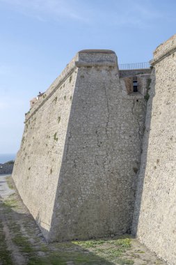 Rocca Spagnola kalesinin surları ve kuru hendekleri Porto Ercole, Argentario, Toskana, İtalya 'da parlak sonbahar ışığı altında çekildi.