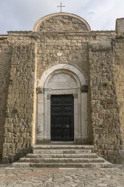 San Pietro Romanesk Katedrali 'nin tarihi köydeki giriş kapısı olan şehir manzarası, İtalya' nın Toskana kentinde sonbaharın parlak erken saatlerinde çekildi.