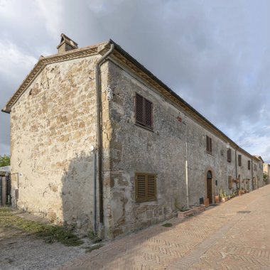 Tarihsel köyün fayanslı sokağındaki eski Tuff evleri ile şehir manzarası, sabahın erken saatlerinde İtalya 'nın Tuscany şehrinde çekildi.