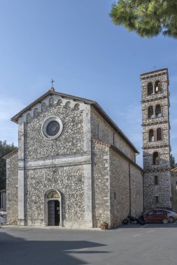 Santa Maria Maddalene Kilisesi ve tarihi köydeki çan kulesi ile şehir manzarası, Satürn, Toskana, İtalya 'da parlak bir sonbahar ışığı altında çekildi.