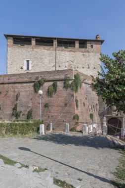 Cassero Senese Kulesi ile şehir manzarası Fortezza Kalesi 'nde, Grosseto, Toskana, İtalya' da parlak bir sonbahar ışığı altında çekildi.