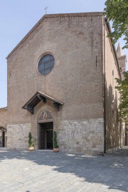 Grosseto, Tuscany, İtalya 'da parlak bir sonbahar ışığı altında çekilen tarihi San Francesco kilisesi ile şehir manzarası.