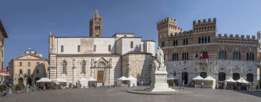 GROSSETO, 2023 Ekim 06: Sokak pazarı ve tarihi kentteki Alighieri meydanındaki anıtsal tarihi binalarla şehir manzarası, Grosseto, Tuscany, İtalya 'da 06 Ekim 2023' de parlak sonbahar ışığı altında çekildi.