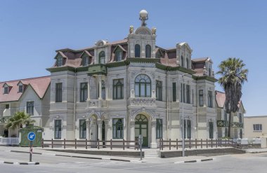 Tarihi kentte dekore edilmiş eski bir binayla şehir manzarası, Swakopomund, Erongo, Namibya, Afrika 'da parlak bir bahar ışığı altında çekildi.