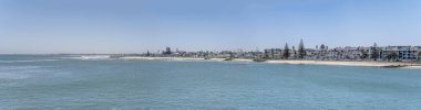 Tarihsel kasabanın Atlantik Okyanusu 'ndaki deniz manzaralı şehir Swakopomund, Erongo, Namibya, Afrika' daki parlak bahar ışığı altında çekilmiştir.