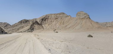 Ay manzarası çölünde kayalık tepelerin çorak yamaçları olan, Swakopmund, Namibya, Afrika yakınlarındaki parlak bahar ışığı altında çekilen manzaralar.