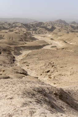 Moonscape çölünde yıpranmış yamaçları olan hava manzarası, Swakopmund, Namibya, Afrika yakınlarında parlak bir bahar ışığı altında çekildi.