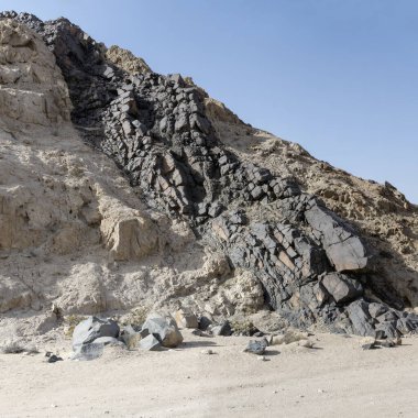 Moonlandscape çölündeki tepeye taşlaşmış bazalt-düşüşlü manzara, Swakopmund, Namibya, Afrika yakınlarındaki parlak bahar ışığı altında çekildi.