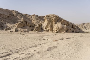 Moonscape çölünde yıpranmış tepe yamaçları olan manzara, Swakopmund, Namibya, Afrika yakınlarında parlak bir bahar ışığı altında çekildi.