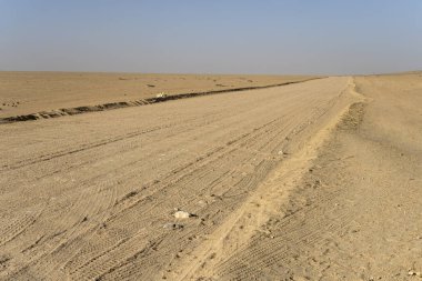  Ay manzarası çölünün ortasında çakıl yolu olan bir manzara, Swakopmund, Namibya, Afrika yakınlarındaki parlak bahar ışığı altında çekildi.