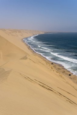 Naukluft Çölü 'nün kıyısındaki kum tepeleri olan hava manzarası, Sandwich Limanı, Namibya, Afrika' da parlak bahar ışığı altında çekildi.