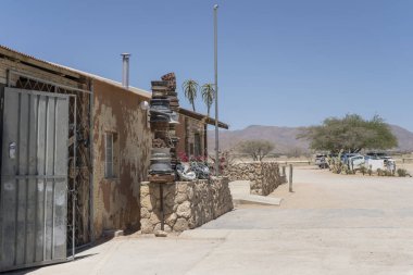 SOLITAIRE, 2023 Kasım 09: Naukluft çölündeki yakıt istasyonundaki binalar ve yedek parçalar, 09 Kasım 2023 'te Solitaire, Namibya, Afrika' da çekildi.