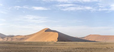 Sossusvlei, Namibya, Afrika yakınlarındaki Naukluft Çölü 'ndeki büyük kumul 40 manzarası.
