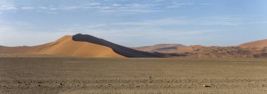 Sossusvlei, Namibya, Afrika yakınlarındaki Naukluft çölünde parlak bahar ışığı altında çekilen, ışık ve gölge arasındaki kıvrımlı kenar.