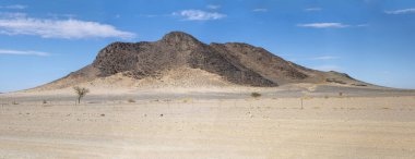 Naukluft Çölü 'ndeki Nubibberge sıradağlarının manzarası, Susriem, Namibya, Afrika' nın güneyindeki parlak bahar ışığı altında çekilmiştir.