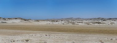 Çöl kıyısı yakınlarındaki kum tepecikli manzara, Luderitz, Namibya, Afrika 'nın güneyinde açık bahar ışığı altında çekildi.