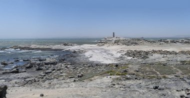 Atlantik Okyanusu kıyısında tarihi alanın doğusundaki hava manzarası Diaz Point, Namibya, Afrika 'daki parlak bahar ışığı altında çekilmiştir.