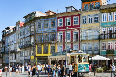 PORTO, PORTUGAL - 24 AĞUSTOS 2023: Clerigos Kulesi yakınlarındaki eski tramvay